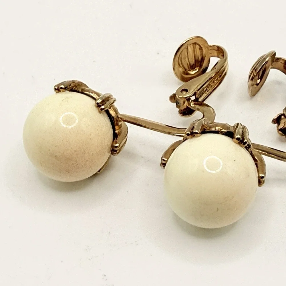 Vintage Signed Ciner Gold Tone Off White Bead Clip On Classic Earrings